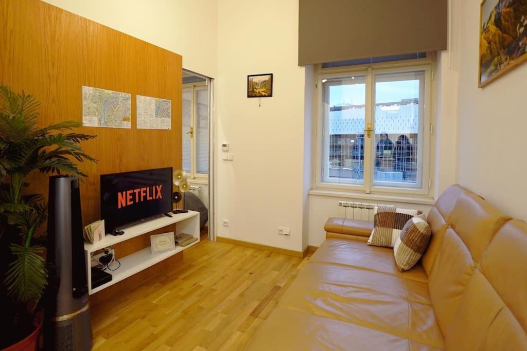 Cozy With Garage Lägenhet Prag